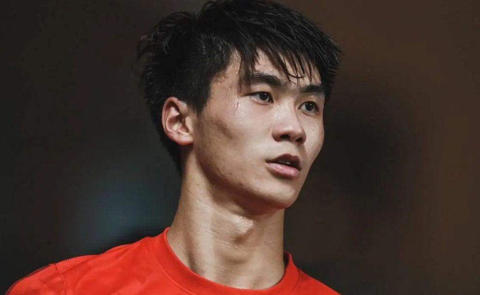 吴少聪：22岁的吴少聪能跟金玟哉学习，成为亚洲顶级中卫吗？